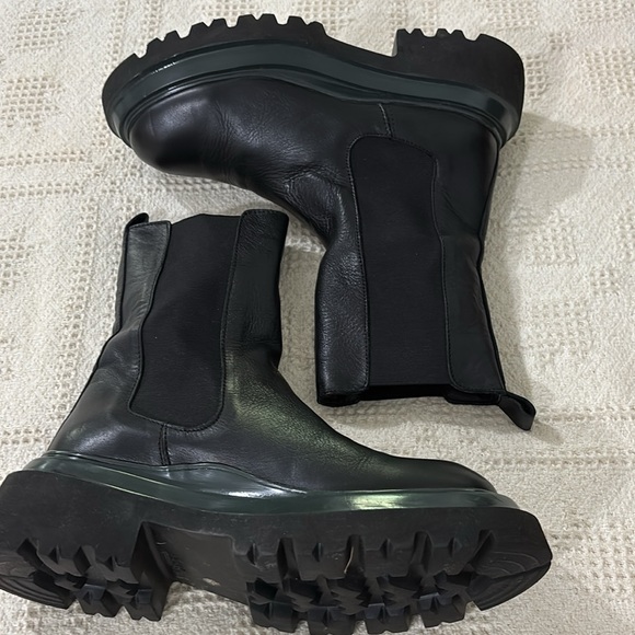 Steve Madden Buxton Chelsea Boot
Leather & textile upper slip stretch gores Sz 9 - Picture 14 of 14